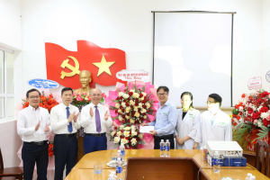 Đoàn công tác của Lãnh đạo tỉnh Đắk Lắk đến thăm và chúc mừng 71 năm Ngày Thầy thuốc Việt Nam 27-2