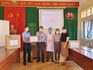 Trao tặng trang thiết bị y tế cho Bệnh viện Đại học Tây Nguyên và Trung tâm Kiểm soát bệnh tật tỉnh